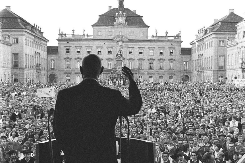 Image: Charles de Gaulle in the interior courtyard at Ludwigsburg Palace.