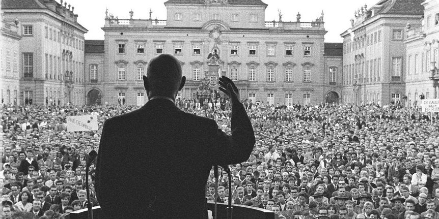 Image: Charles de Gaulle in the interior courtyard at Ludwigsburg Palace.