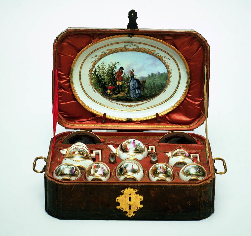 Image: Landesmuseum Württemberg, Hendrik Zwietasch und Peter Frankenstein Ceramics museum at Ludwigsburg, travel breakfast set, 1788